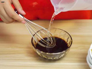 必吃的广东小吃——广州肠粉,加50ml水