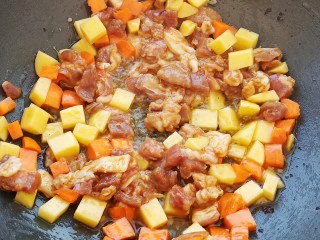 东北风味小炒,锅中放少许油，加入腌好的材料煸炒。