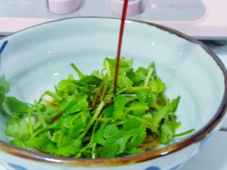 家常快手菜【凉拌海参】,蒜泥加盐、鱼露、芝麻油、生抽、香菜一起调一个料汁备用。