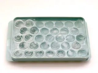 高颜值樱桃气泡冰饮,提前冰格里倒入纯净水冰成冰块备用。