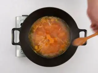 番茄烧菜 竟也有那么多小技巧,2-4 加开水煮沸，5分钟后加盐