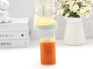 蔓越莓沃柑冷萃果茶,榨好的果汁滤去果渣，倒入杯中。