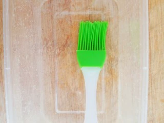 皮蛋特色小吃,找一个长方形的容器(家里没有,用一次性饭盒代替了)刷一层薄薄地食用油。