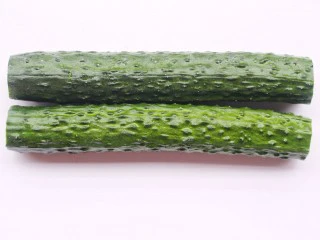 低脂爽脆开胃下饭的腌黄瓜条,去掉头和尾。