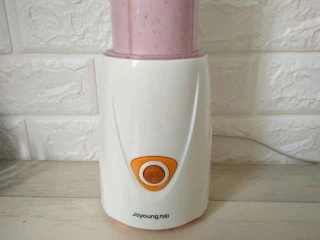 水蜜桃酸奶杯,套入机身，按开始搅拌几秒钟的时间即可