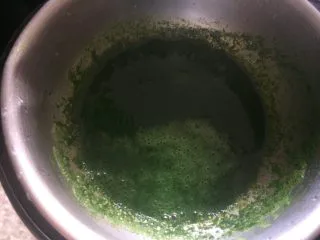 双色果蔬芋圆,火龙果圆子做好继续做菠菜圆子,菠菜汁倒入小奶锅,加入适量细砂糖,煮开;