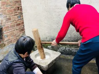 客家小吃:蒜苗粿(葫粄)➕菜头粄,传统的打粄方式,在一些少数民族还有这一元素。 米粿蒸熟后,放入臼中,一人用棒槌捶打,一人手沾温开水翻粄。两人需要合作协调。 这能让米粿更有韧劲,延展性好,口感更好。