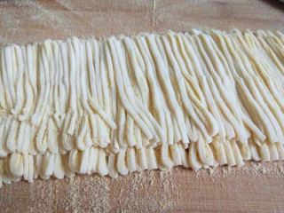 手擀面 北京特色小吃 炸酱面,在切成丝。