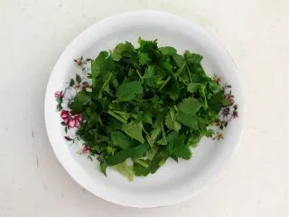 开胃小菜 老醋花生,把香菜切成1㎝长的小段