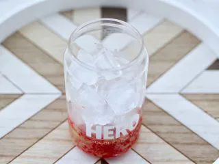 无花果普洱冰茶,先倒入7分满的冰块。