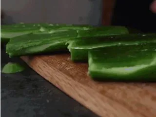 何必浪荡街头,在家也能嗦一碗粉,拍两根黄瓜切段