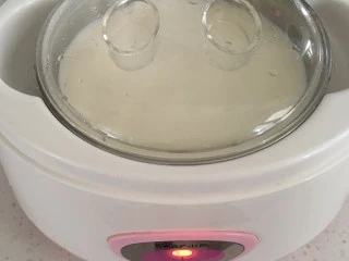 手工酸奶(香草奶油炼奶风味,比市售好吃),加入剩下的牛奶搅拌均匀,然后放进酸奶锅底座,通电8小时后,取出锅胆放进冰箱冷藏炖化到第二天即食。