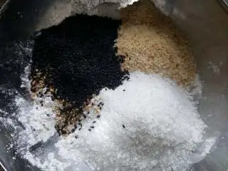 粗粮燕麦饼干,3.再加入椰蓉与黑白熟芝麻。