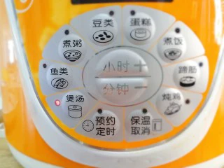 虫草花排骨汤,放入锅中，煲汤键40分钟。