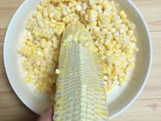 香甜南瓜玉米汁,将玉米粒从玉米上切下来。
