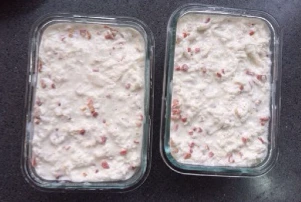 中式传统小吃——腊味萝卜糕,方型耐高温容器内壁涂油防沾,把完成的粉浆倒进去