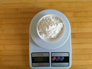 风情花生酱香蕉丸子,糯米粉用电子秤称好（我先称了100克）待用