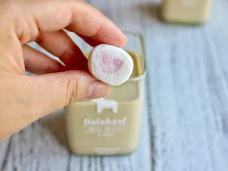 抹茶棉花糖奶茶,放入棉花糖,选择有图案的棉花糖会比较好看