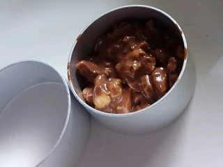 法式甜点–夏威夷风情椰子,装饰：巧克力隔水融化，取一部分加入适量碎坚果，放入模具待其凝固，脱模。