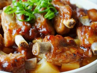 香酥排骨蒸土豆,成品的样子是不是很诱惑，很美味吧！馋不馋哈哈！😄😄😄😄