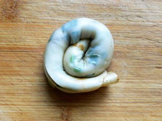 饺子皮葱油饼,从一端卷起来。