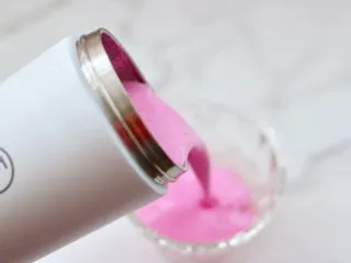 火龙果西米露,再倒入榨好的火龙果奶昔。