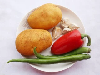 清清爽爽的酸辣土豆丝,准备材料：大土豆两个、青椒2个、大红椒半个、蒜粒适量。 