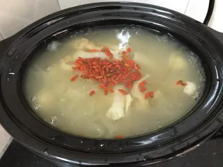 花胶莲子银耳糖水,加入糖水里