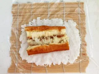 上班族的便当 风味独特的粢饭团,取一块油条放在米饭上