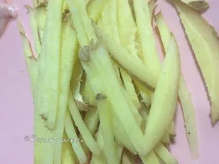 牛肉快手菜—姜丝牛肉,姜切丝备用