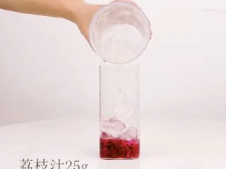 银河系水蜜桃,七夕 不止爱,荔枝汁与冰块雪克均匀,倒入杯中