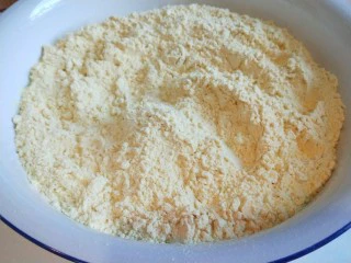 新文美食 北京特色小吃蒸年糕,黄米面倒入盆中。