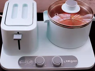 番茄牛肉炖土豆,大火煮沸后，盖上锅盖小火慢慢炖煮20分钟左右。