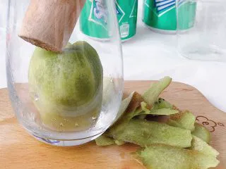 奇异果气泡饮,将去好皮的奇异果放入杯中