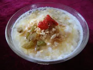 兰州小吃:牛奶鸡蛋醪糟,放入葡萄干、花生碎、泡过的枸杞即可,酒香阵阵。回味清甜,你是否迫不及待去吃了呢?