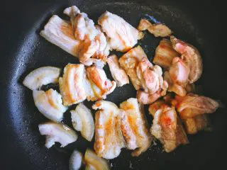 香辣过瘾 十分钟无油版 回锅肉,煎至两面变色