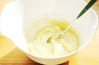 金灿香滑风味十足的异国料理【牧羊人派】,炖煮酱料的时候土豆已经蒸到酥烂，取出土豆趁热加入黄油，用勺子将土豆压成泥（若土豆泥很干可以加少许淡奶油或牛奶稀释一下）；