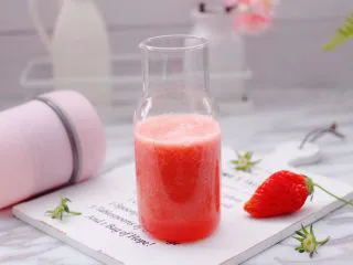 番茄草莓蜂蜜汁,超级美腻的午后一杯草莓番茄汁，突然发现这个颜色和我的果汁杯好配啊。 