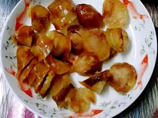 香肠风味蒸茄子~一锅两菜,斜刀切片,装盘,一道蒸香肠就可以上桌了