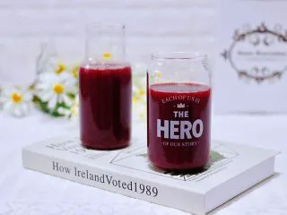 蓝莓葡萄甜汁,冰冰爽爽又酸酸甜甜的味道太赞了,嘻嘻,宝贝一口气喝完一大杯。