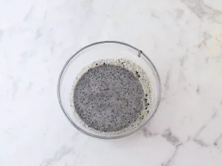 芝麻酸奶水果冻,打成糊