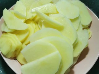 贵阳小吃洋芋粑,上锅。大火蒸熟。