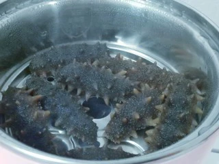 家常快手菜【凉拌海参】,水开放入海参，尽量平摊开来放不要重叠。