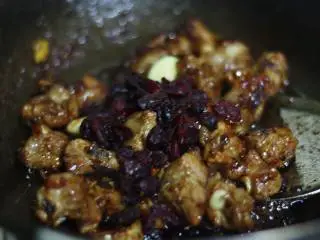 蔓越莓烧排骨,加入蔓越莓干,翻炒