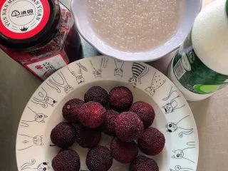 杨梅奶昔西米露,准备好食材。杨梅、酸奶,玫瑰花酱、煮好的西米。