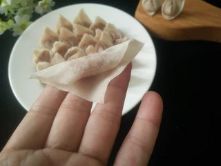 矾山特色小吃肉燕馄饨,再一卷，左尖抹点水，