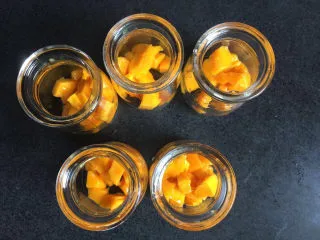 草莓布丁+芒果布丁,切好的水果装入布丁瓶