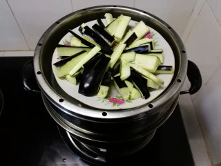 香肠风味蒸茄子~一锅两菜,装盘,放蒸锅里