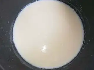 家乡小吃——姜汁红糖豆花,完全凝固好的豆花。用手指轻轻按压也是不会有任何影响的