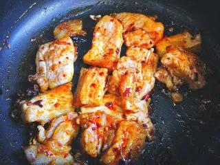 香辣过瘾 十分钟无油版 回锅肉,大火翻炒 炒熟肉片(尝尝不够咸可以放点盐)